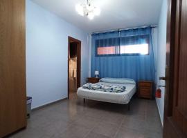 Los Cristianos centro, room with a private bathroom in shared apartment，位于阿罗纳的民宿