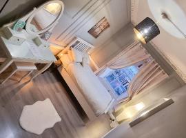 Fantastic - Centrally located 1 bed APT with Wi-fi，位于达尔基斯达尔基斯乡村公园附近的酒店