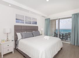 Brand New Contemporary 2 BD Oceanfront Condo at Encantame Towers Verano E302，位于Playa Encanto的酒店