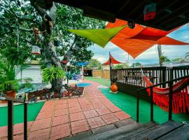 Hammocks & mini-golf! 10 mins from Beach!，位于好莱坞的酒店