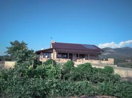 Spacious rustic country house with sea view，位于马罗尼亚的酒店