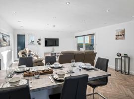Luxury Apartment with Sea Views，位于阿布罗斯的海滩短租房