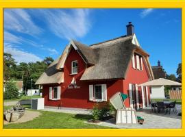 Modernes Reetdach-Ostseeferienhaus Bella Mare, Insel Usedom mit Sauna, Kamin & Sonnenterrasse，位于Zirchow的公寓