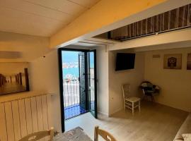 La dimora sul porto，位于泰尔莫利的自助式住宿