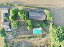 Gîte 'à la campagne' met gedeeld zwembad.