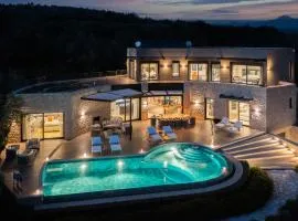 Captivating 5br pool villa close Navarino Golf