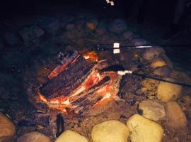 Rare River Views & Access, Cabin by Eden Islands，位于Montague的酒店
