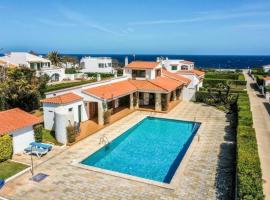 LA CALMA Espectacular villa con jardín y piscina en Menorca，位于萨尔加的低价酒店