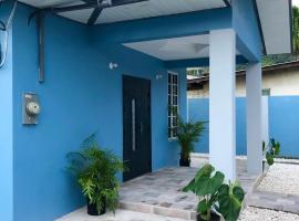 The Blue Moroccan Door - A modern 3 bedroom,2 bathroom home，位于Cantaro的度假屋