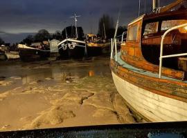 Toosey Lass - St Osyth creek，位于Saint Osyth的带停车场的酒店