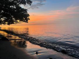 Borbon's Treehouse By the Sea，位于曼巴豪的酒店