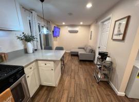 La Casita de Whittier, Private Unit w/patio area, Disney, Biola, Knotts，位于惠蒂尔的酒店