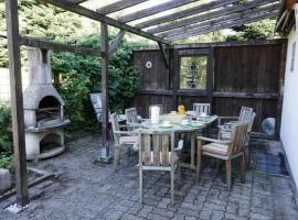 Holiday home with terrace in Sauerland，位于布里隆的酒店