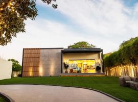 Orchard Tiny Home - Golf Course Pet Friendly Lot，位于Baluctot的酒店