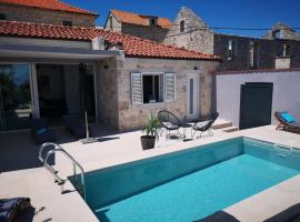 Holiday home in Selca with terrace, air conditioning, WiFi, washing machine 5094-1，位于塞尔察的酒店