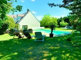 Maison piscine famille nombreuse 13 couchages，位于Écublé的酒店