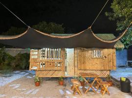 Binoclutan Campsite，位于Botolan的酒店