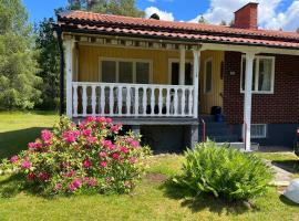 typical Swedish cosy holiday house in Målilla, Småland，位于马里拉的酒店