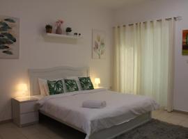 Bright, spacious and cozy studio apartment，位于迪拜龙城附近的酒店