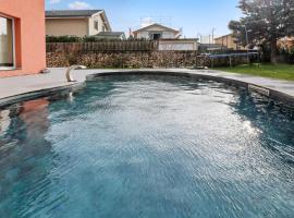 Joli duplex avec piscine，位于Cournillens的酒店
