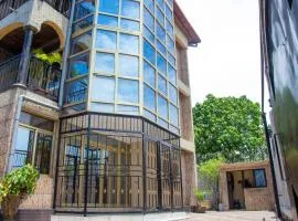 Appartement spacieux à Kinshasa avec balconELv
