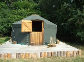'Oak' Yurt in West Sussex countryside，位于芬赫斯特的带停车场的酒店