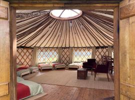 Redwood - the BIG yurt，位于芬赫斯特的带停车场的酒店