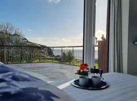May View - Luxury Sea View Apartment - Millendreath, Looe