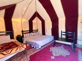 Sahara Luxury Camp，位于扎古拉的豪华帐篷