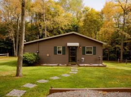 Maple Creek Cabin, minutes from Cook Forest, ANF，位于Marienville的乡间豪华旅馆