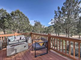 Payson Cabin with Deck, Grill and Mountain Views，位于佩森的Spa酒店