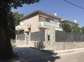 Villa Oleander Agios Nikolaos Loutra Edipsou，位于卢特拉艾季普苏的低价酒店