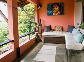 Casa Del Arte - rooms with private and shared bathrooms，位于Playa Maderas的酒店