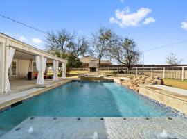 Farmhouse getaway with 3-acres of land，位于Sachse的酒店