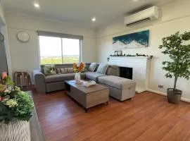 Morwell Pet friendly 3 BRMS Rental home Free Wi-fi