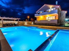MY DALMATIA - Luxury Villa Escape with private pool, game room and home gym，位于Perušić Benkovački的带泳池的酒店