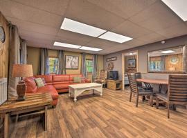 John Wayne Apartment - Deck, BBQ, Horses On-Site，位于亨丁顿的酒店