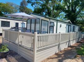 A fashionable caravan in a peaceful seaside town，位于桑当的酒店