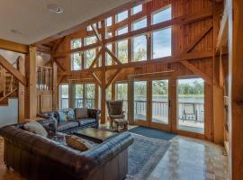 Custom Waterfront Lodge, 4 bed, 4 Bath, Sleeps 12!，位于Marquette的酒店