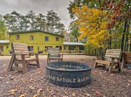1 Mi to Raystown Lake Bill Pickett Ranch Apt，位于亨丁顿的酒店
