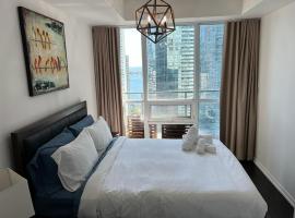 Centrally Located - Spacious 2-Bdrm Condo - Next to Scotiabank Arena，位于多伦多丰业银行体育馆附近的酒店