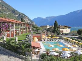 Residence Borgo Dei Limoni - Appartamenti con Garage，位于加尔尼亚诺的带泳池的酒店