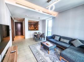 STAY BY LATINEM Luxury 1BR Holiday Home G6524 near Burj Khalifa，位于迪拜拉斯奥科尔野生动物保护区附近的酒店