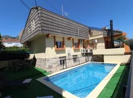 Chalet con piscina y barbacoa