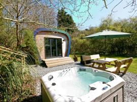 Sunridge EcoPod with Private Hot Tub，位于普里茅斯的带按摩浴缸的酒店