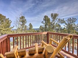 Woodland Park Home with Stunning Mountain Views，位于伍德兰帕克的酒店