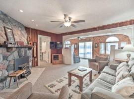 Spacious Home with Deck on Lake Chetek!，位于Chetek的酒店