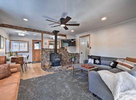 Flagstaff Cabin with Hot Tub and Fire Pit!，位于Mountainaire的酒店