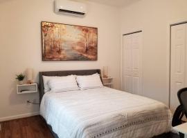 Cozy Spacious Cottage with deck and grill，位于凤凰城的酒店