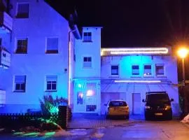 Ferienwohnung mit 4 Schlafzimmer für 2 bis 9 Gäste----Apartment with 4 bedrooms for 2 to 9 guests